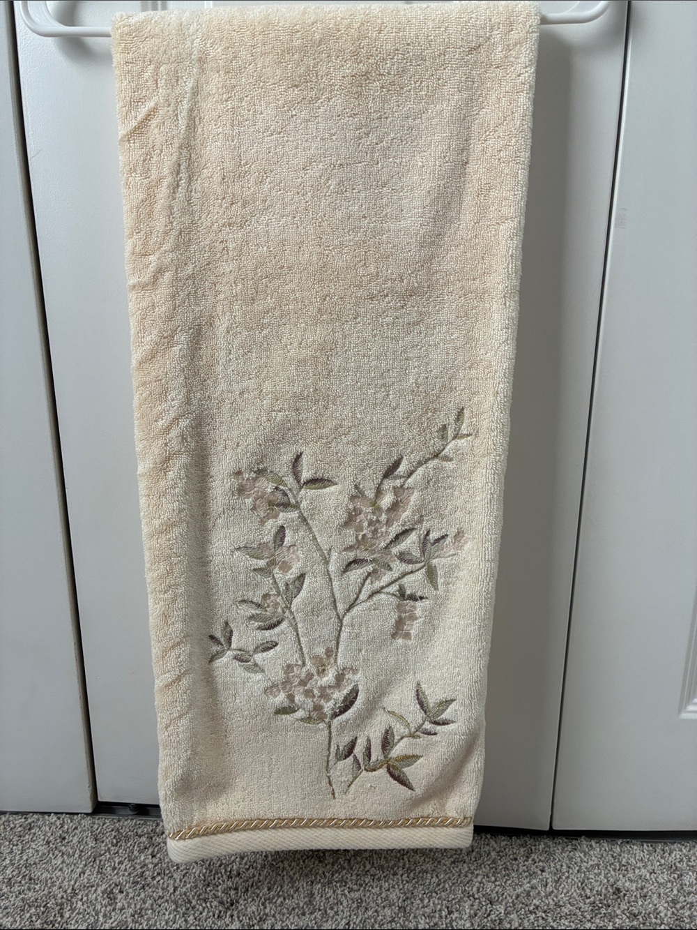 Croscill Cream Embroidered Botanical Bath Towel never used or washed